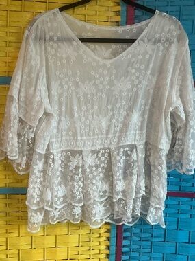 Women's Lace Floral V-Neck Top -off white  asian one size  pit to pit 22” 24” L